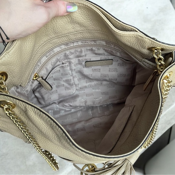 Michael Kors Whipped Chelsea Shoulder Bag - Picture 12 of 16